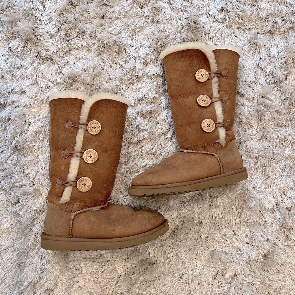 UGGS - Chestnut (brown) Size 6